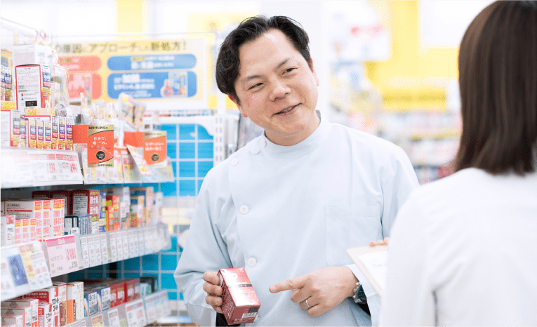 イメージ：店長がスタッフに教えている